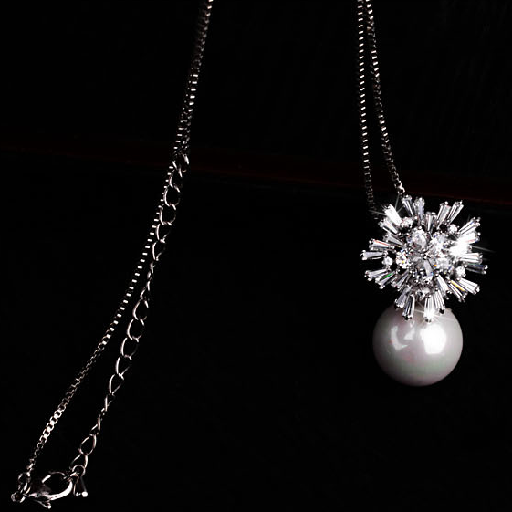 Pearl zircon necklace
