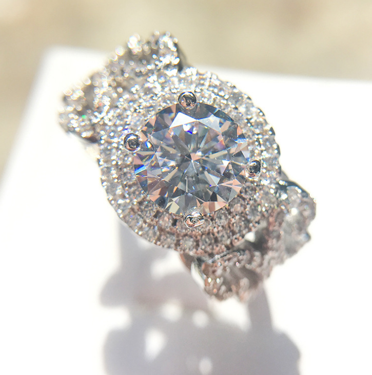 Stylish temperament zircon engagement ring
